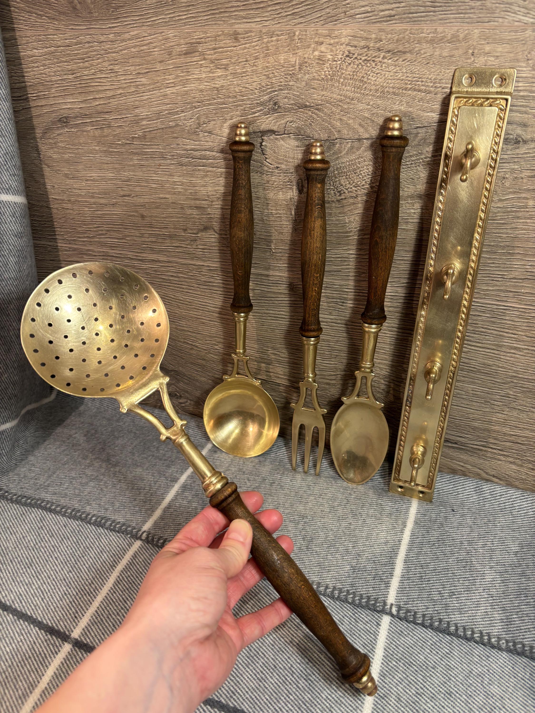 ヴィンテージ真鍮と木製ハンドルの壁掛けレールバー用品4点セット ヴィンテージ真鍮と木製ハンドルの壁掛けレールバー用品4点セット