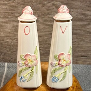 Vintage handbemalte geprägt Made in Japan MR Keramik Blume Olivenöl und Essig Menage Set von zwei | Rosa & Blaue Iris Floral Kitchenalia
