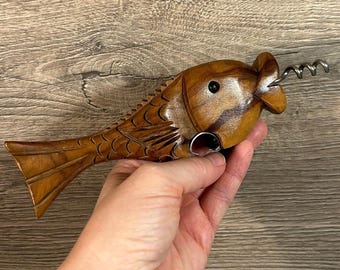 Sacacorchos de metal con forma de pez, tallado a mano en madera de olivo, estilo vintage de mediados de siglo, con abridor de botellas / Artículos de bar retro de los años 70 / Accesorios para carritos de bebidas