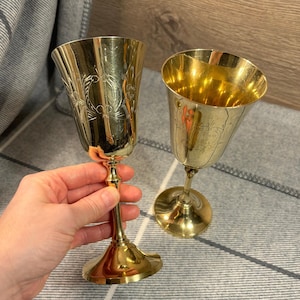 Juego de 2 copas de cáliz de latón vintage grabadas a mano con el texto "Mamá y Papá". Copas de metal dorado para aniversario de padres y madres.