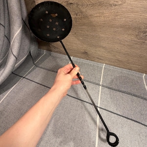 Sartén para asar castañas de hierro forjado negro vintage / Asadores con mango retorcido decorativo oxidado / Utensilios rústicos para colador y espumadera para fogata