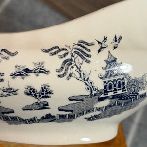 Vintage Old Willow Heron Cross Pottery Dark Navy Blue & White Gravy Sauce Boat Made in England Traditional English Kitchenalia Collectible zdjęcie 6