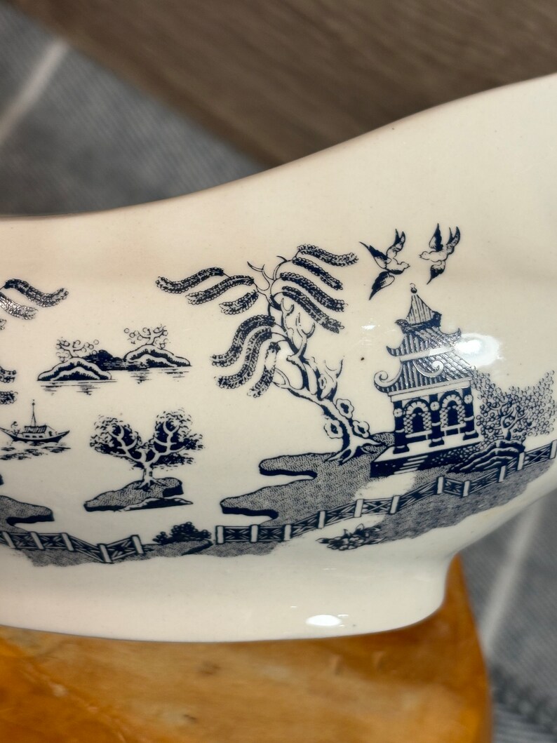 Vintage Old Willow Heron Cross Pottery Dark Navy Blue & White Gravy Sauce Boat Made in England Traditional English Kitchenalia Collectible zdjęcie 6