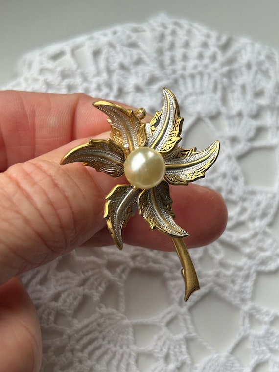 Vintage Gold Tone Damascene Single Stem Flower wit