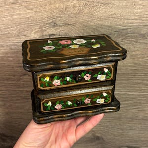 Portagioie vintage piccolo a 2 cassetti / Mini cassettiera / Decorazioni e accessori floreali per la casa / Toeletta da boudoir femminile