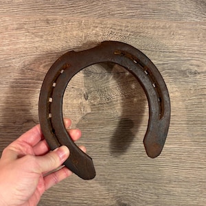 Herradura vintage de metal oxidado y patinado / Herradura de la suerte coleccionable / Decoración de ranchos y establos / Símbolos rústicos de buena suerte / Hogar ecuestre
