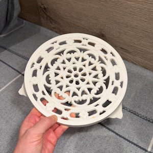 Vintage Minimalist Decotec Made in France White Rusty Enamelled Cast Iron Round Footed Trivet | French Provincial Kitchenalia | Hot Pot Rack