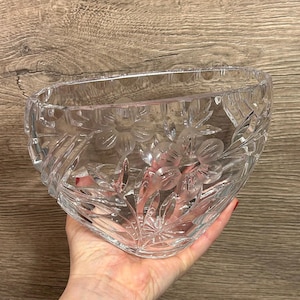 Jarrón de forma ovalada plana de cristal de plomo transparente vintage tallado / Recipiente floral pequeño y pesado / Decoración del hogar de los años 80 / Cristal tradicional coleccionable