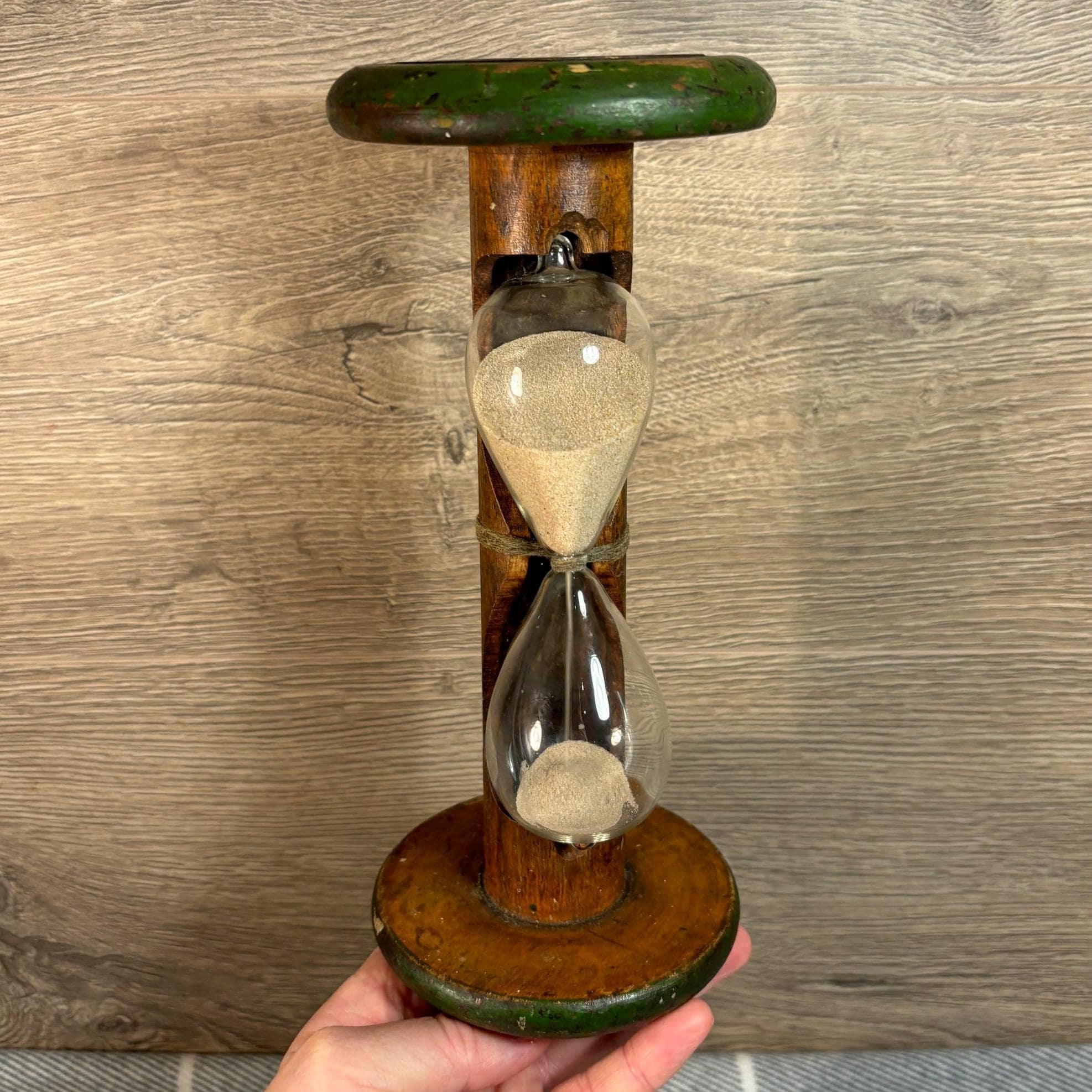 Reloj de arena antiguo hecho a mano con temporizador de huevos en