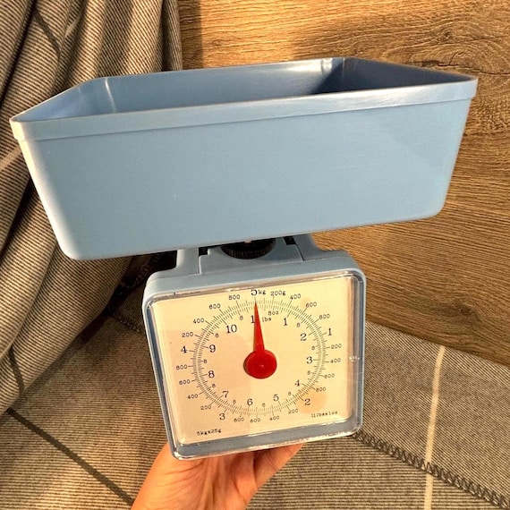 Vintage Kunststoff Pastell Blau Retro 5kg Waage | Kleine Küchenhelfer & Geräte | Alte Schule Kochen und Backen | Mid Century Kitchenalia
