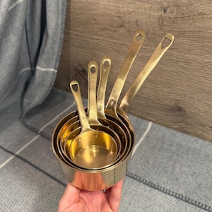Cacerolas redondas pequeñas de latón macizo vintage con 5 tazas medidoras graduadas / Miniaturas de latón con asas, artículos de cocina rústicos en miniatura
