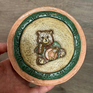 Caja de almacenamiento pequeña de cartón redonda verde de diseño vintage de Harry James con motivo de osito de peluche sentado en relieve en 3D que sostiene su sombrero rosa