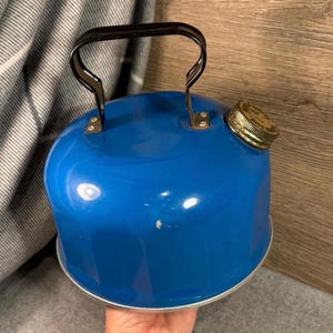 Bouilloire de camping bleue rustique vintage avec poignée pivotante | Vacances Flower Power | Objets de collection MCM Kitchenalia | Ancienne cafetière rétro