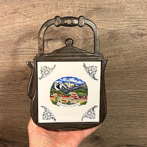 Salvamanteles colgante vintage de hierro fundido Villeroy & Boch Interlaken Jungfrau, Suiza. Azulejo decorativo. Objeto de colección de cocina. Fabricado en Francia.