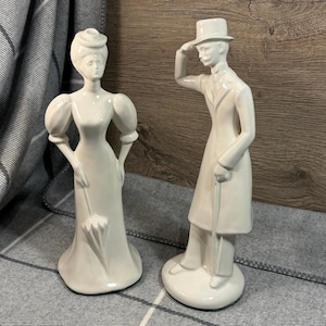 Vintage minimalistische Churchill Pottery Staffordshire Belle Lady & Gentle Statuen | Weiße Glasur Sammlerstücke | Viktorianische Aristokratie