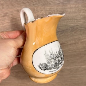 Jarra pequeña de porcelana vintage dorada iridiscente con diseño de panal esmaltado, motivo de la catedral de Peterborough, jarra para leche y crema.