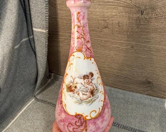 Jarrón vintage con angelitos jugando / Jarrón alto de vidrio rosa pastel / Coleccionables románticos pintados a mano / Decoración con un dulce Eros y Cupido
