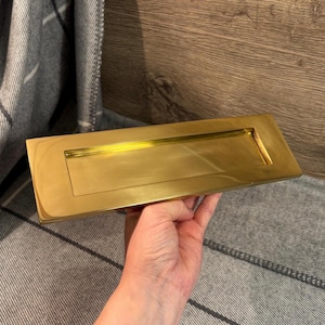 Buzón de correos clásico vintage de latón macizo con herrajes dorados, placa para cartas postales tradicionales, proyectos de bricolaje para reutilizar y mejorar el hogar.