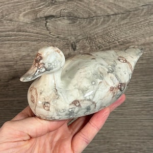 Vintage Baby Duck Swimming Shell Design Mała ceramiczna figurka ozdobna | Kolekcjonerskie akcesoria do wystroju domu w kształcie rzeki, kanału, stawu i dzikiej przyrody