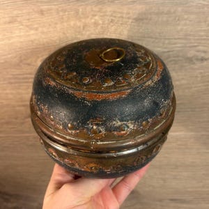 Vintage runde rustikale Holz & Metall Details Opium und Tabak Box Lagerung mit Deckel | Alte Tobacciana Behälter | Patinierte Raucher Sammlerstücke