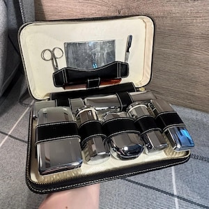 Kit da toeletta vintage da gentiluomo / Custodia da viaggio in pelle nera cromata da uomo - Set da 8 / Essenziale da uomo retrò di metà secolo