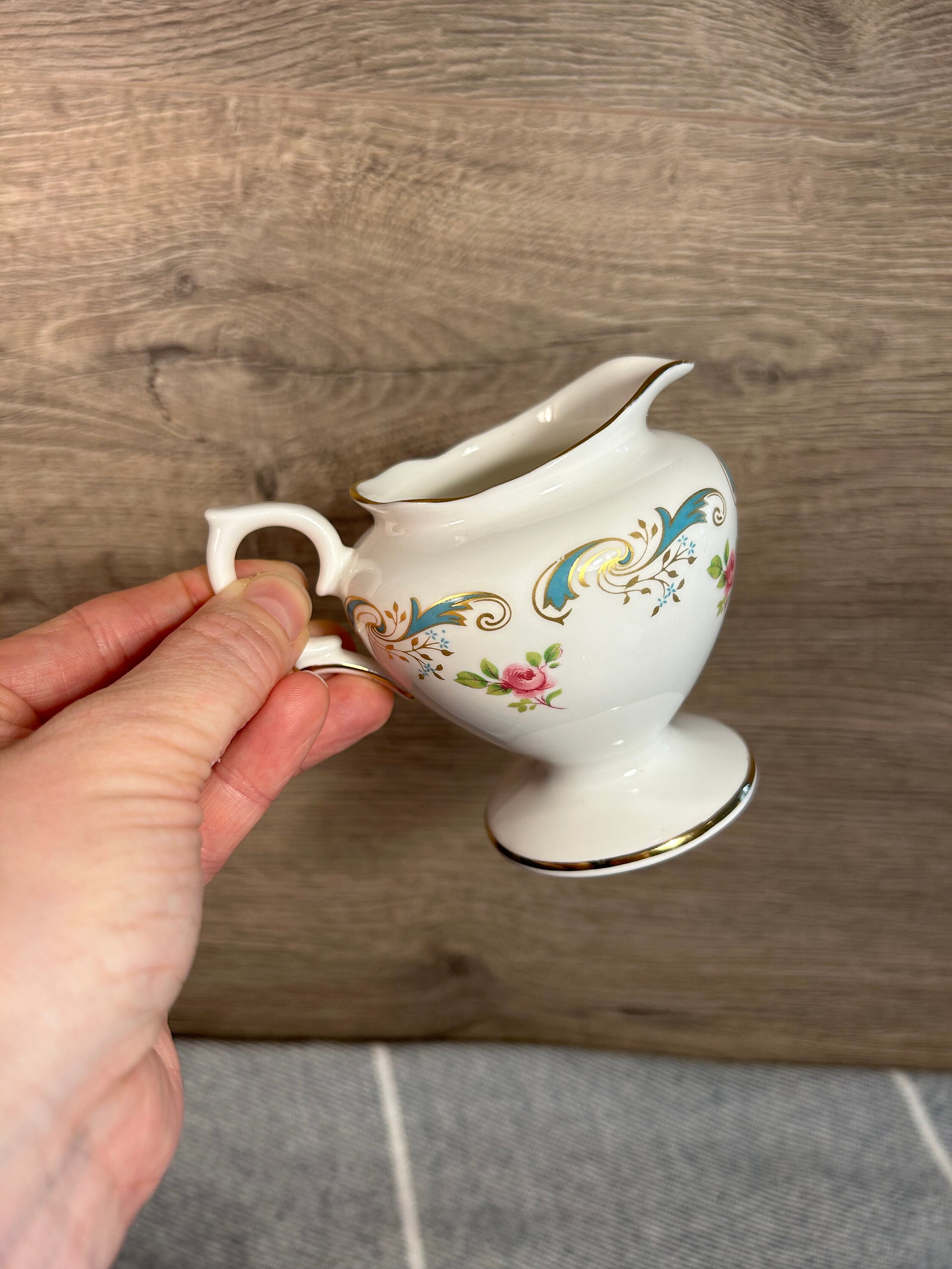 英国製 CROWN STAFFORDSHIRE❁﻿瑞々しいお花と金彩プレート