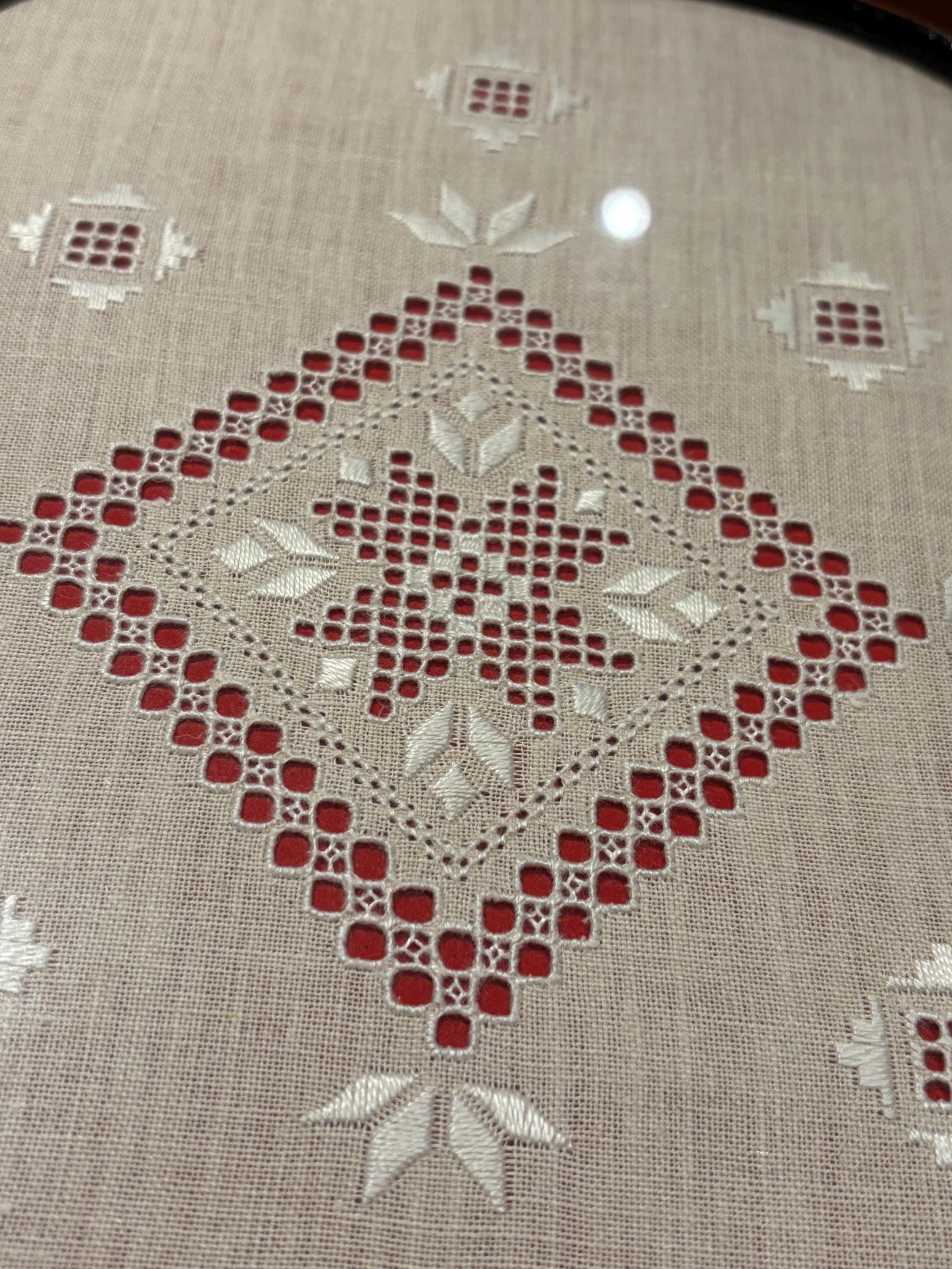 キプロス レフカラ産の刺繍入りリネン、ガラス、ハードウッドのトレイ