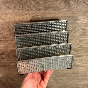 Estante para cartas de 3 secciones con acabado en aluminio martillado en tono plateado vintage 'Design Ideas' / Organizador de escritorio industrial / Soporte para correspondencia y biblioteca