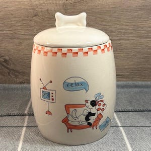 Tarro de golosinas para perros grande, redondo, pesado y pintado a mano de Marks & Spencer, con tapa, con perro blanco y negro relajante / Animal doméstico Kitchenalia