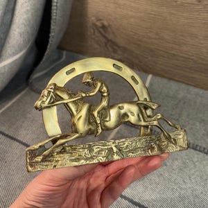 Portacartas de carreras de jockey y herradura de latón con cardenillo vintage / Objeto de colección de buena suerte ecuestre retro / Decoración de caballos y establos MCM