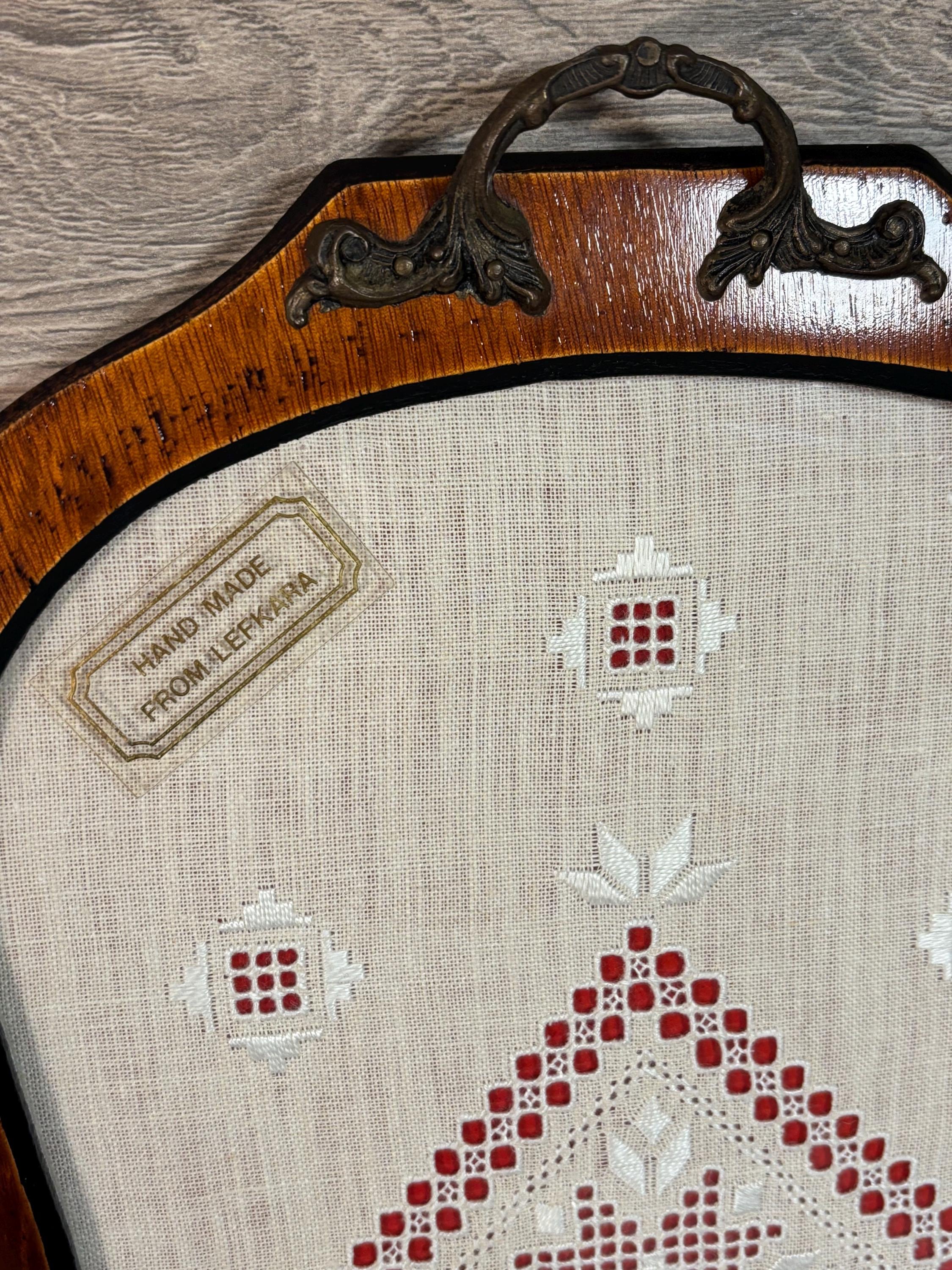 キプロス レフカラ産の刺繍入りリネン、ガラス、ハードウッドのトレイ