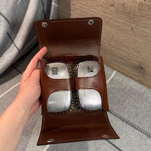 Vintage Newey Pat 201430-22 in pelle marrone con monogramma 'NR', 2 spazzole e pettini, set da toeletta Made in England / British Retro Dapper Looks and Fashion