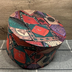 Caja de cartón vintage francesa de alta calidad, hecha a mano, de estilo "Manito", redonda y grande, con esquema de colores de los años 90. Decoración y accesorios retro para el hogar.