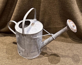 Regadera antigua galvanizada de latón con placa de 1,5 galones / Exhibiciones decorativas para el cuidado del jardín, huerto y plantas / Estilo rústico campestre