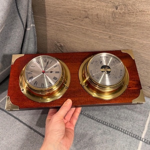 Vintage Messing Spectrum Quarzuhr & Weathermaster Barometer auf Holz mit dekorativen Ecken | MCM Weather Instruments Made in England
