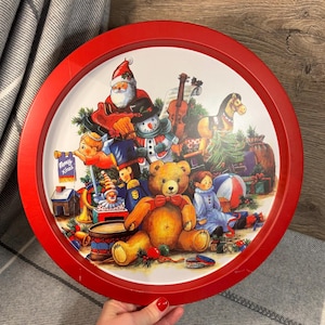 Vintage Weihnachten Runde rote Dose Metall Serviertablett | Weihnachten Weihnachtsmann, Schneemann, Teddybär & Schaukelpferd | Urlaub Festliches Wohnaccessoire