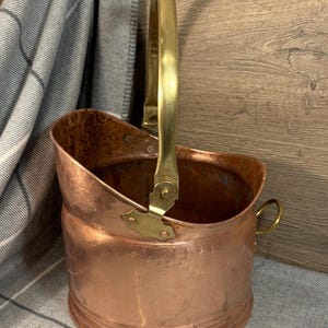 Vintage grote koperen en messing helmvormige kolenbak emmer met deksel | Rustiek haardaccessoire essentieel | Traditionele opslag bij open haard