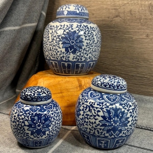 Trio vintage di barattoli di zenzero cinesi Jingdezhen / Tre vasi rotondi blu e bianchi con coperchio / Versatile contenitore realizzato in Cina / Arredamento orientale per la casa
