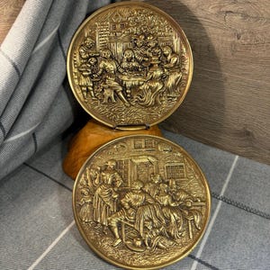 Vintage 2 rustikale Wirtshausszene aus gehämmertem Messingblech Wandbehang Made in England | MCM Jolly Pub Bar Geprägte geschlagene goldfarbene Metallplaketten