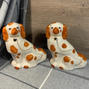 Stare ręcznie malowane pozłacane imbirowo-brązowe angielskie psy rasy staffordshire king charles spaniel zwrócone w tym samym kierunku | Stare angielskie przedmioty kolekcjonerskie