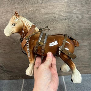 Figura de caballo de la comarca con arnés de cerámica marrón vintage / Estatua de caballo con arnés coleccionable / Decoración del hogar de establos ecuestres MCM