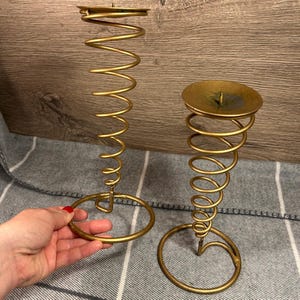 Vintage roestig goudkleurige metalen spiraalveer draad hoge doorn kandelaar | Kitsch primitieve reproductieveren | Rustiek, gezellig interieur