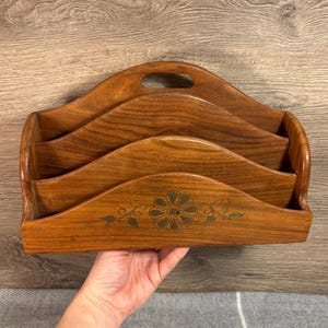Estante para cartas con asa de transporte integrada con incrustaciones florales de latón vintage / Organizador de escritorio de oficina de madera / Organizador de pasillo de madera marrón / Soporte de biblioteca de estudio