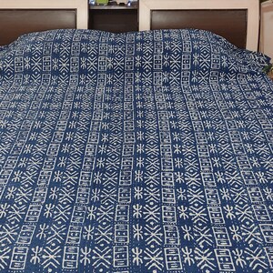 Op de afbeelding: Een blauwe en witte kantha-deken met een geometrisch patroon. De deken is gemaakt van katoen en met de hand gestikt.