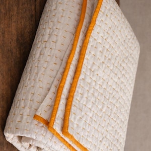 黄色い糸で刺繍された手作りの白いキルト、綿のベッドカバー、綿のカンタキルト、手縫いの軽量ブランケット。
