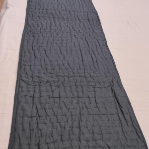 Chemin de lit, chemin coton, chemin kantha, chemin de table fait main, chemin gris, chemin matelassé, chemin de table bohème, chemin réversible, jeté de literie