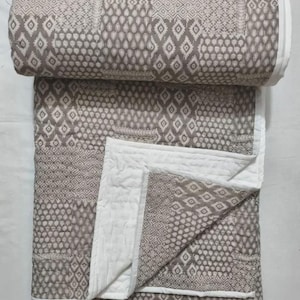 Trapunta Kantha patchwork grigia, coperta in cotone stampata a blocchi fatta a mano, plaid boho per letto, coperta leggera.