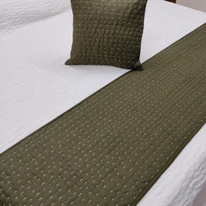 Olivgrüner Kantha-Bettläufer, charmanter Bettschal, Baumwoll-Tischläufer als Akzent, Boho-Bettwäsche.