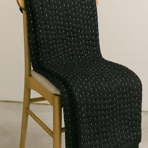 Schwarz mit weißer Fadenheftung Kantha Quilt, handgemachte Baumwolldecke für Schlafzimmer, Queen-Size-Tagesdecke.