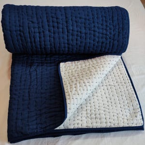 Colcha Kantha reversível feita à mão em azul marinho e branco, estilo boho indiano, colcha minimalista de algodão.